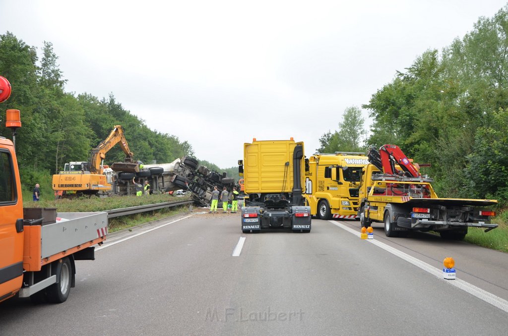 LKW umgestuerzt A 1 Rich Saarbruecken P104.JPG